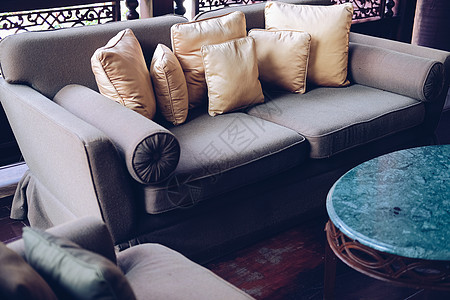 客厅沙发沙发上的枕头 家居室内座位房间扶手房子住宅长椅家具装饰软垫织物图片