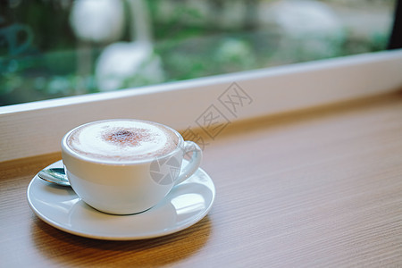 热卡布奇诺拿铁咖啡 在木制桌上牛奶桌子杯子咖啡木头咖啡店绿色食物营养奶油图片