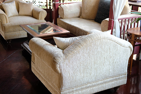 在客厅的椅子沙发椅上用枕头套在起居室内房子装饰软垫织物桌子家具风格座位长椅房间图片