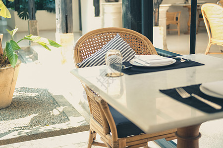 咖啡馆餐桌上的椅子和电椅房子家具阳台咖啡用餐食物休息咖啡店座位柳条图片