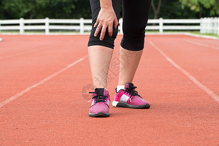 中年妇女在户外训练期间膝盖疼痛跑道男人骨关节炎治疗男性扭伤运动员小牛痛苦竞技图片