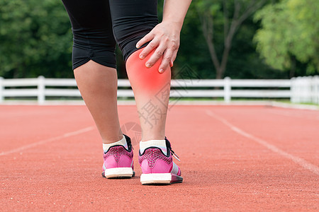 在户外训练期间 中年妇女跑步肌肉疼痛痛苦女性扭伤竞技男人痉挛小牛髌骨按摩男性图片