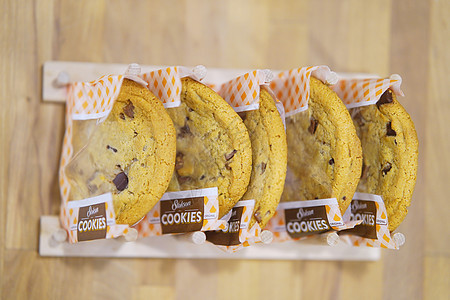 配巧克力的燕麦饼干 木制桌上的新饼干早餐烘烤甜食饮食芯片糖类面包餐巾美食乡村图片