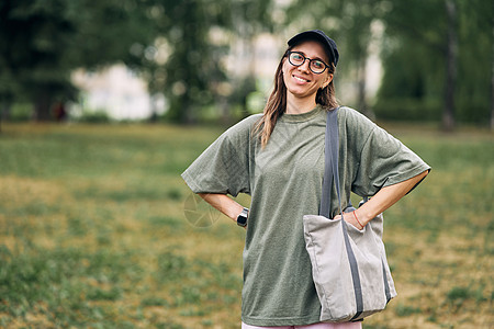 戴眼镜的年轻女子 拿着空棉花生态袋 模型设计纺织品材料女孩小样礼物女性象牙嘲笑市场亚麻图片