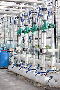 温室自动浇水系统 大型玻璃温室 在温室条件下种植蔬菜花园商业肥料机器农业汽车农民生长水培植物图片