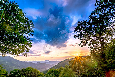 北卡罗利纳马吉吉谷的美丽自然风景山脉蓝色天线数控日落大路图片