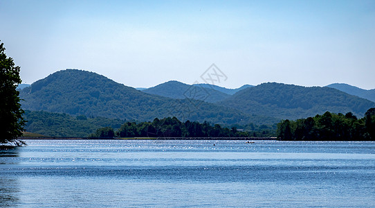 北卡罗利纳北部Asheville附近 Julian湖的自然场景远足小径数控放松公园图片