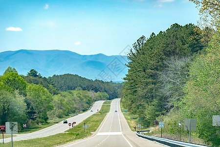 南卡罗利纳河南长途高速公路旅行Trhough山草地树木松树远足小路森林蓝色木头山地道路山脉图片