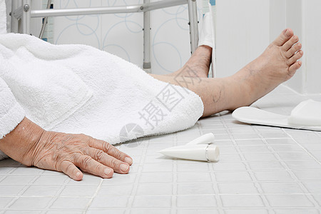 年长妇女因为滑的表面而掉进浴室知觉祖母退休女士骨科地面老年病人护理人员房子图片