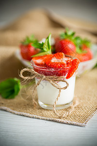 甜甜自制酸奶 加草莓果酱和玻璃杯中的新鲜草莓美食牛奶厨房水果桌子玻璃乡村盘子食物早餐图片
