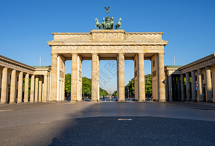 柏林著名的勃兰登堡门地标水坑阳光镜子建筑学全景旅游地方建筑雕塑图片
