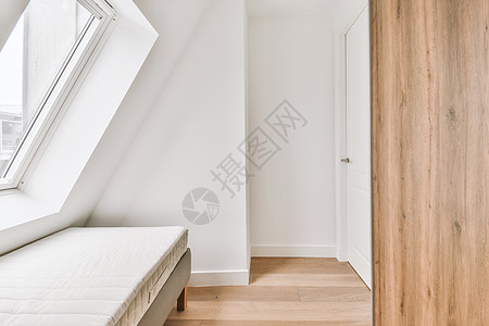 带木制家具的小卧室建筑学入口角落房子阁楼架子衣柜风格白色家具背景图片