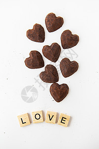 白色背景的心形巧克力糖果 用木字写作的爱情记名 (笑声) (掌声)图片