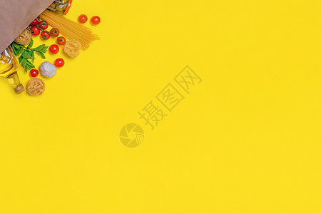 黄色背景纸袋中的橄榄油 意大利面 意大利面 橄榄 鸡蛋 樱桃番茄 大蒜食物营养蔬菜美食市场饮食面条小样草本植物杂货图片