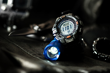 黑黑色数字手表石英发条跑表技术男人防水日历装置手腕表带图片