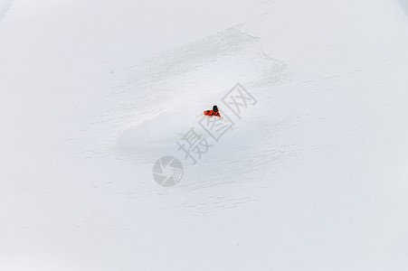 一辆自骑滑雪车 在下山滑雪 通过深厚的新鲜粉末娱乐白色新雪度假村速度爬坡假期自由乐趣粉雪图片