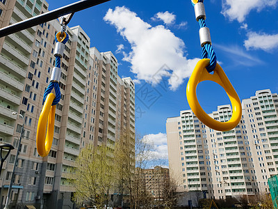 俄罗斯莫斯科市有户外环运动综合体的体育设施体操院子楼梯黄色城市街道生活天空蓝色培训师图片