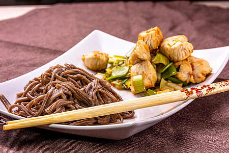 日本面条Yakisoba和浅本鸡肉及蔬菜的日本黄麦面食物美食盘子棕色炒面大豆白色午餐胡椒桌子图片