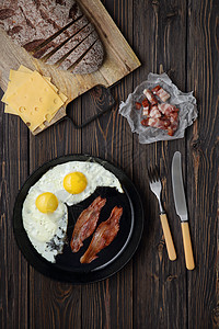 烤肉和鸡蛋 木制棕色背景 面包 奶酪营养沙拉油炸早餐桌子餐厅午餐英语猪肉烹饪图片