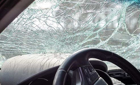 事故后损坏的车窗 因事故而破碎的挡风玻璃 内部视图 机舱内部细节 从驾驶室查看 安全运动 破挡风玻璃 玻璃裂纹和损坏内饰损害破坏图片