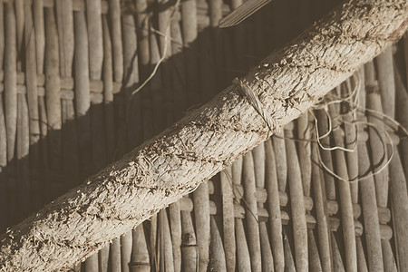 旧编织竹地毯 粗糙的纺织宽绳 碎片横幅框架边框 对角线 对比阴影 复制文本的空间 抽象背景 浅棕米灰色调 更多现货热带广告奢华窗图片