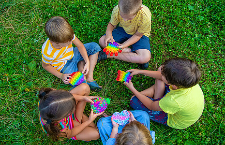 孩子们在街上玩反压力的流行音乐 有选择的重点男生气泡女孩色调彩虹婴儿玩具技巧正方形动作图片