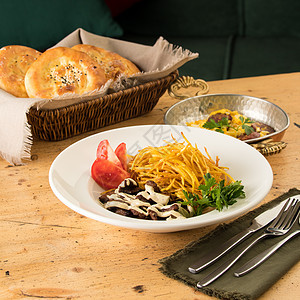 一道美味菜肴的特写 包括土豆丝 牛肉 酱汁和三明治食物桌子土豆餐厅美食午餐盘子图片