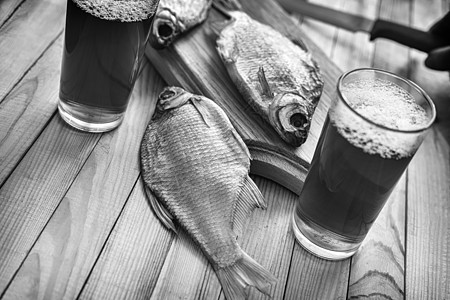 两杯啤酒和干鱼 黑白相片图片