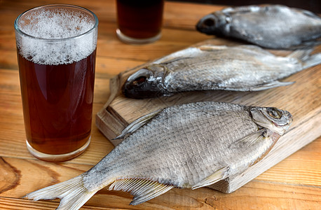 两杯啤酒和干鱼木头玻璃盐渍啤酒瓶夫妻蟑螂眼镜桌子清新剂酒精图片