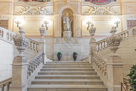 意大利都灵  Circa 2022年1月12日 皇宫入口  豪华优雅的大理石楼梯窗户历史风格纪念碑奢华雕像博物馆城堡皇家艺术背景图片