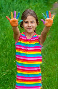 儿童绘画手的微笑 有选择的焦点 孩子童年喜悦创造力男生快乐手指女孩横幅幸福艺术家图片