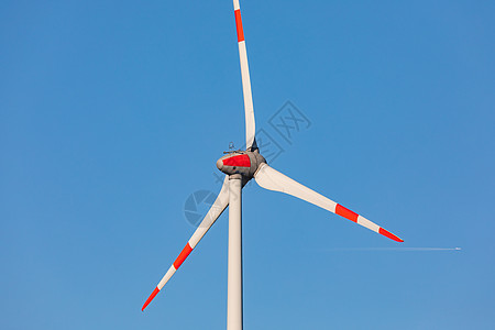 向蓝天特写风力涡轮机的三刀式针轮图片