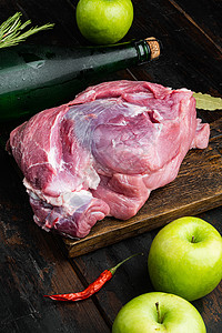 烤猪肉仁的成分 苹果干苹果汁 在旧黑木桌背景上高清图片