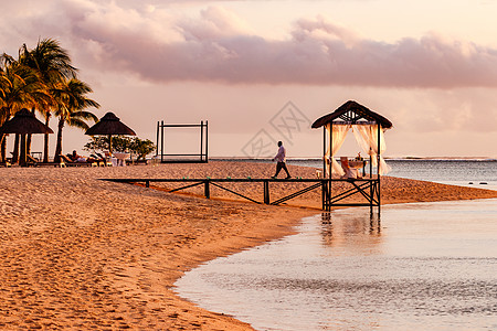 准备在日落时由海边吃浪漫的梦幻晚餐 毛里求斯 印度洋图片