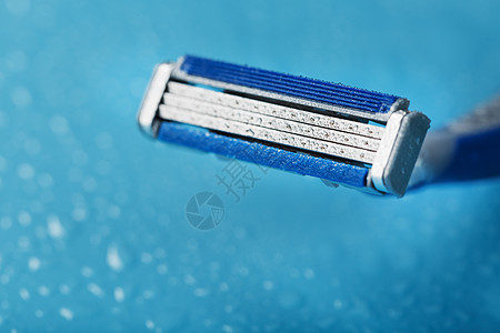 蓝色背景的剃刀片 带冰水滴剃刀剃须刀男人安全淋浴浴室刀片胡须男士工具图片
