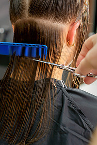 理发师剪长头发女人梳子理发沙龙店铺美容师商业顾客发型剪刀客户图片