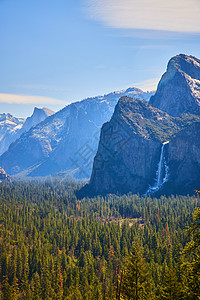 Bridalveil瀑布Yosemite山谷上空的清晨柔光 半圆顶距离很远图片