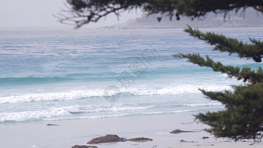 海洋沙滩 加州海岸 海水波浪崩塌 天气不好图片