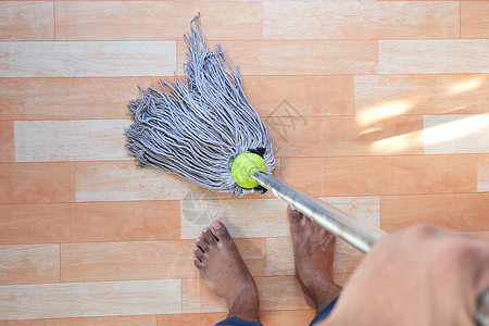 家 家务概念 清洁木地板和拖把图片