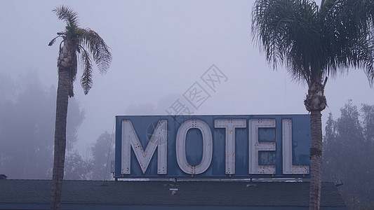 汽车旅馆或宾馆的标志 美国加利福尼亚州雾雾气 棕榈树客栈酒店旅游天气旅行多云假期公路便车阴霾图片