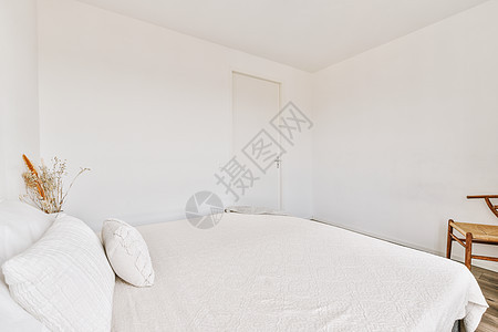 带木制家具的小卧室公寓阁楼建筑学房间入口房子住宿白色风格架子背景图片