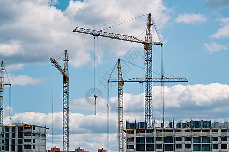 建筑起重机 在云层的天空背景晴天商业摩天大楼技术住宅城市建造业框架工具房地产图片