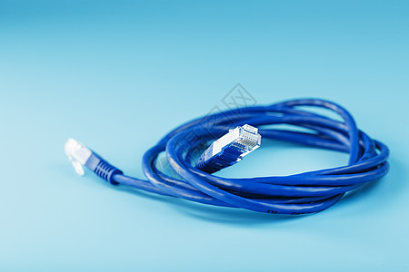 蓝色以太网电缆绳索 蓝背景 有自由空间技术电脑服务器中心局域网插头架子互联网网络数据图片