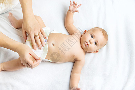 母亲换了婴儿尿布 有选择的焦点横幅儿子幸福女士身体女性女孩家庭卫生童年图片