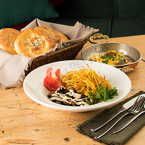 一道美味菜肴的特写 包括土豆丝 牛肉 酱汁和三明治桌子美食土豆午餐餐厅盘子食物图片