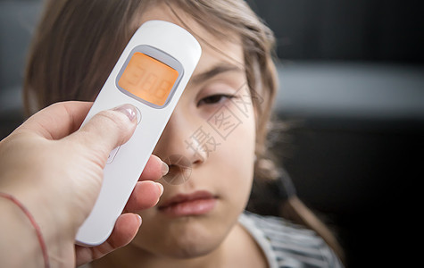 母亲测量孩子的体温 有选择地集中注意力医生卫生发烧婴儿保健横幅病人儿子家庭温度计图片