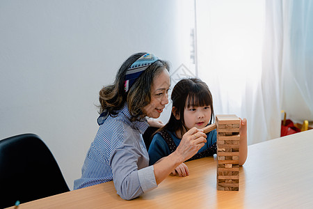 亚洲肖像 孙孙女祖母和孙女愉快地参加木块游戏拼图和提高孙辈技能的活动老年祖父母孙子奶奶女孩木头女士女性绘画微笑图片