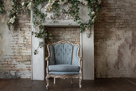 旧古董手椅家具 对面浅灰色的墙壁 石匠和有花的葡萄藤图片