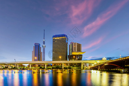 日本在苏米达河上的东京天际线日落建筑学浅草商业旅行天空市中心城市建筑风景图片