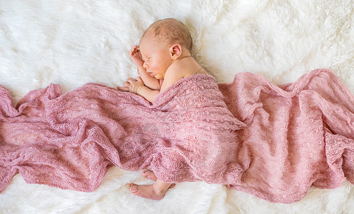 新生婴儿睡在粉红色背景上 有选择的焦点冒充高清图片素材